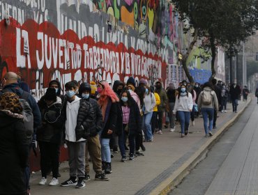 Largas filas en vacunatorios del país a días del bloqueo de pases de movilidad