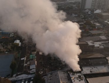 Incendio en cité de Santiago deja 50 personas damnificadas y habría dos desaparecidas