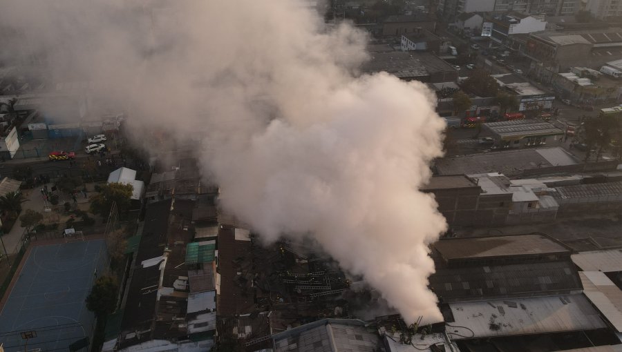 Incendio en cité de Santiago deja 50 personas damnificadas y habría dos desaparecidas