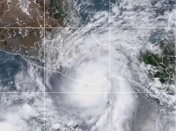 Huracán Agatha toca tierra en México como la tormenta más intensa en afectar el país en el mes de mayo