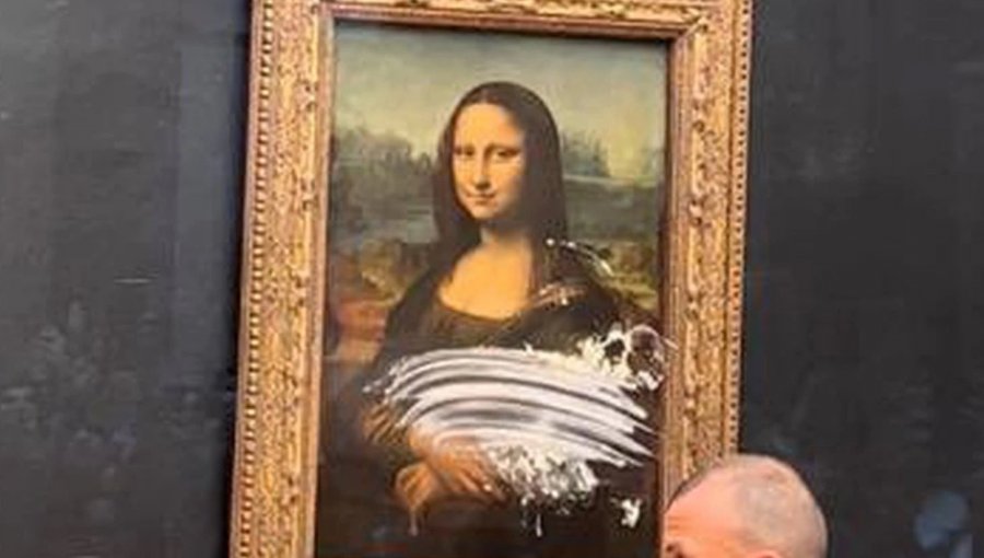 Un hombre disfrazado de anciana le lanzó un pastel a la Mona Lisa en el museo del Louvre