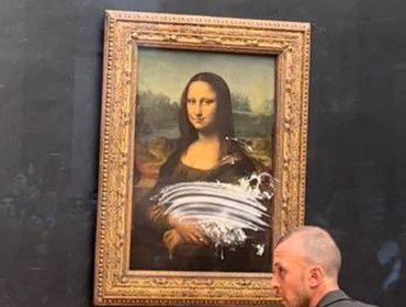 Un hombre disfrazado de anciana le lanzó un pastel a la Mona Lisa en el museo del Louvre
