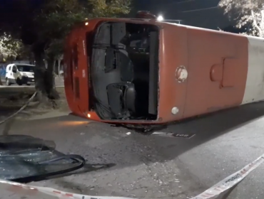 Bus del transporte público termina volcado tras colisionar con máquina que trasladaba a trabajadores de un supermercado en Recoleta