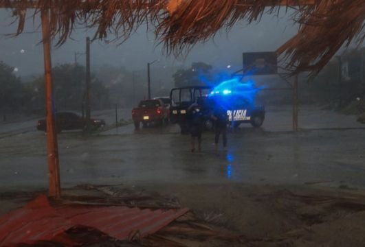 Agatha se degrada a tormenta tropical tras tocar tierra en México como el huracán más intenso en afectar el país en el mes de mayo