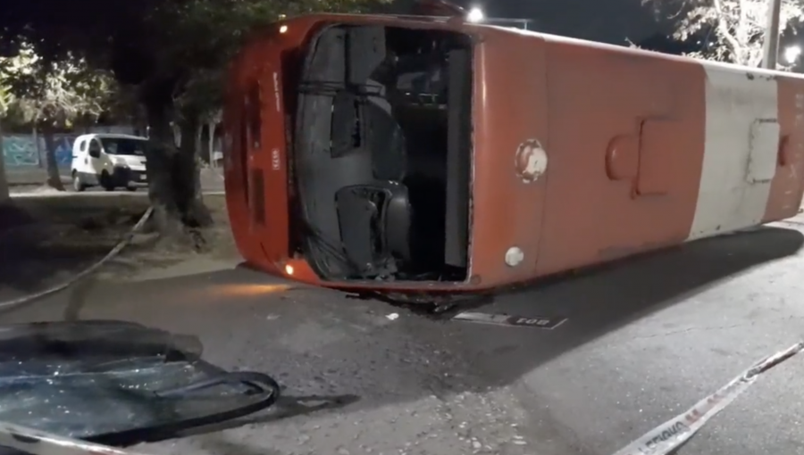 Bus del transporte público termina volcado tras colisionar con máquina que trasladaba a trabajadores de un supermercado en Recoleta