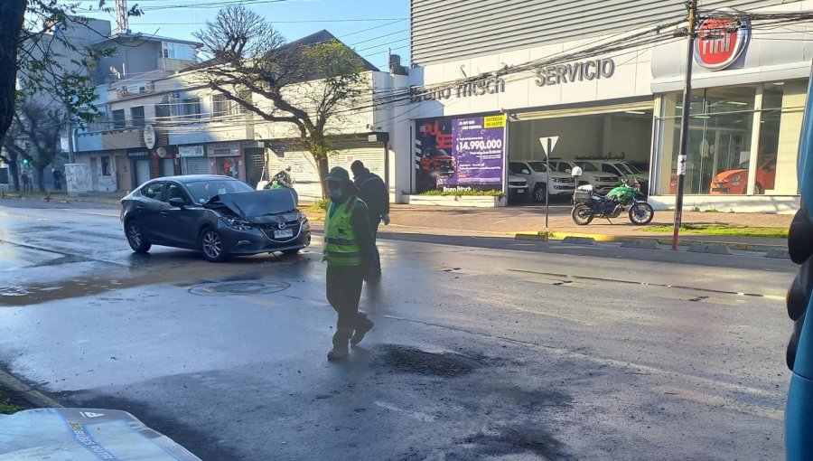 Una pasajera grave deja colisión entre cinco microbuses y dos vehículos en el centro de Concepción