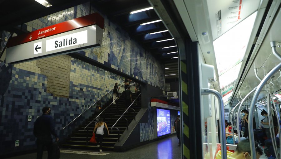 Dos guardias resultaron heridos tras ataque con arma blanca en la estación U. de Chile del Metro