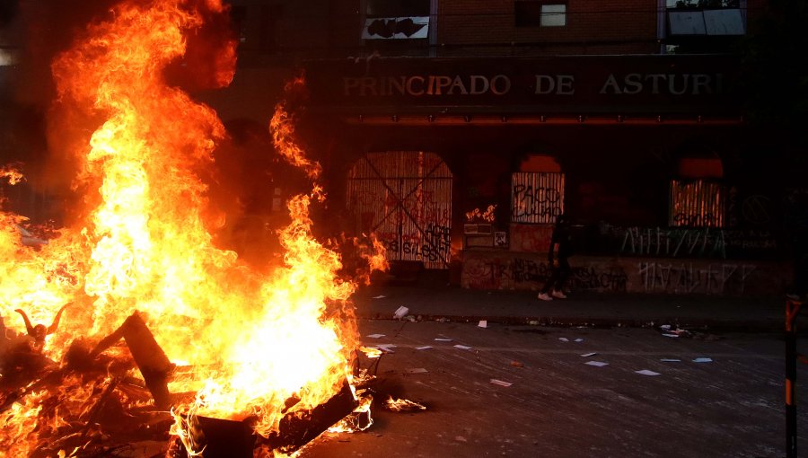 Absuelven a dos imputados de incendiar el Hotel Principado de Asturias de Providencia durante manifestaciones en 2019