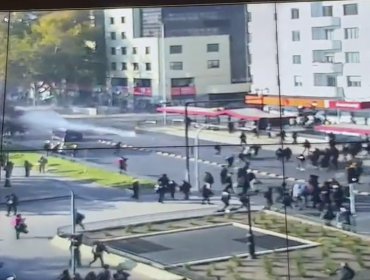 Manifestación paralela a la Cuenta Pública: Encapuchados protagonizan incidentes en Santiago y extranjera roba arma a carabinero