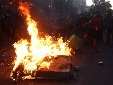 Al menos cinco locales comerciales saqueados, barricadas y cortes de tránsito se registran en el centro de Santiago