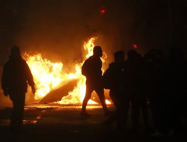 Se reestablece el tránsito en la Alameda tras desórdenes: cinco locales fueron saqueados en el centro de Santiago