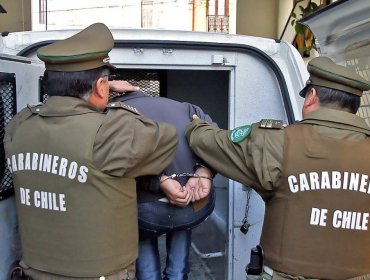 Detienen a dos delincuentes que robaron más de 215 cajetillas de cigarros y alcohol desde servicentro en Puente Alto