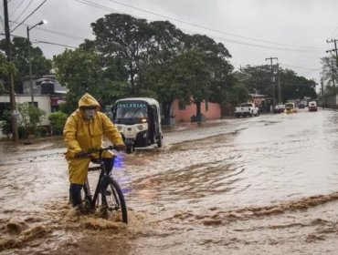 Al menos diez personas murieron y 20 han desaparecido por el huracán “Agatha” en México