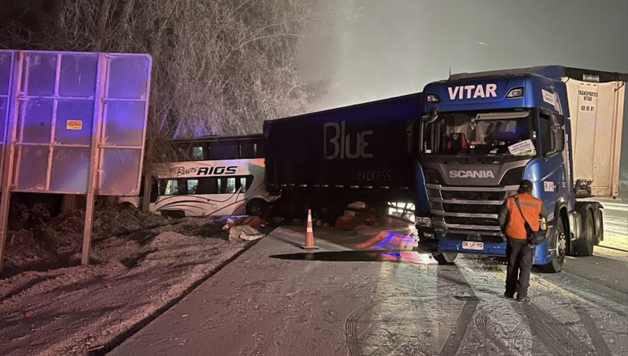 Triple colisión vehicular deja cinco personas lesionadas en Temuco: accidente involucró a un bus, un camión y un auto particular