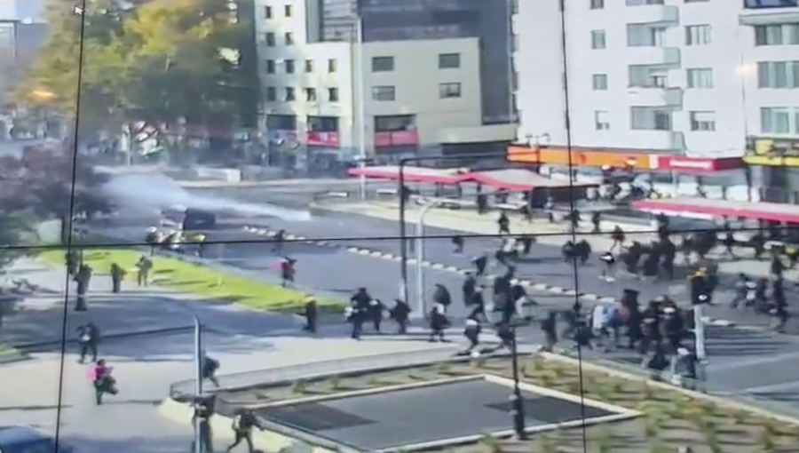 Manifestación paralela a la Cuenta Pública: Encapuchados protagonizan incidentes en Santiago y extranjera roba arma a carabinero
