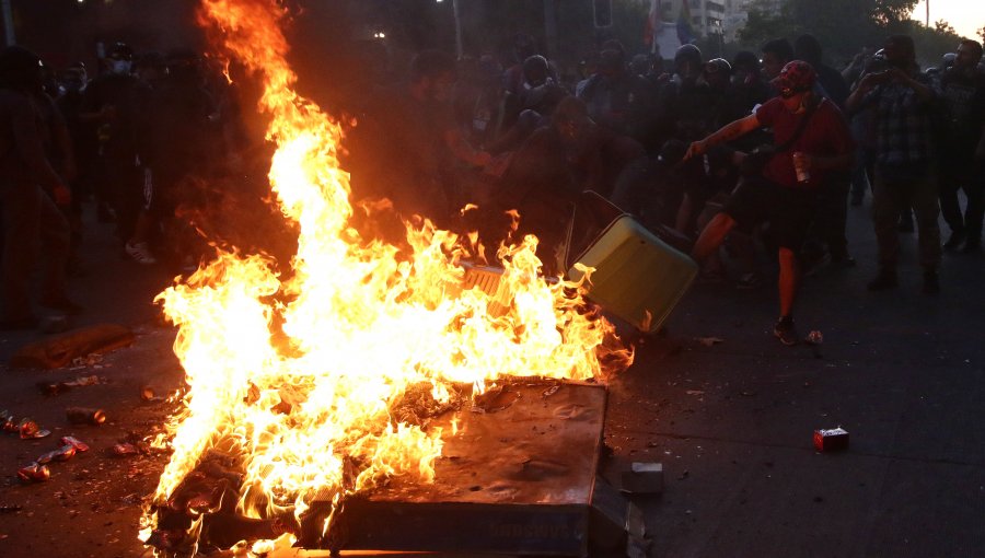 Al menos cinco locales comerciales saqueados, barricadas y cortes de tránsito se registran en el centro de Santiago