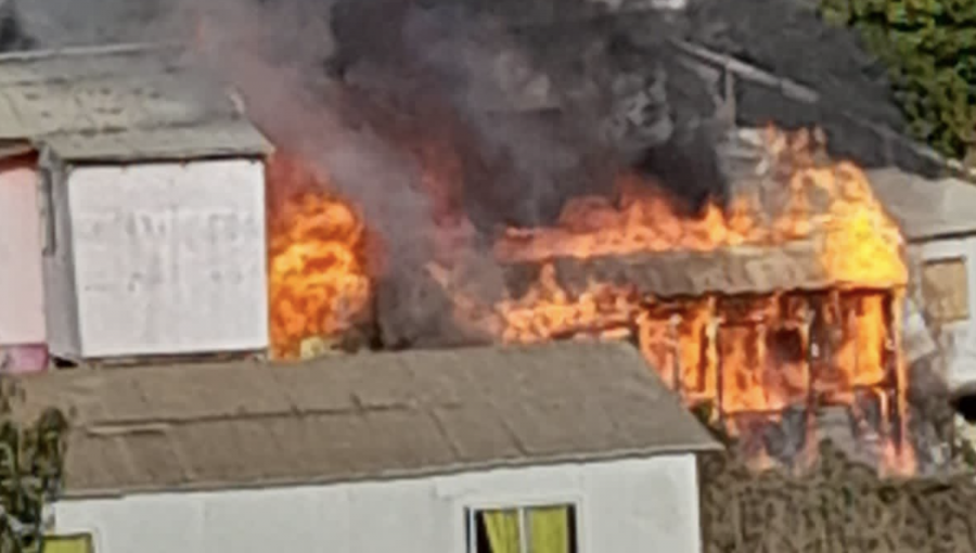 Tres viviendas afectadas por incendio en la parte alta de Viña del Mar: al menos tres moradores están siendo rescatados