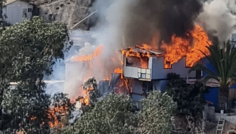 Tres casas consumió incendio en el sector de Chorrillos, en Viña del Mar: moradores están a salvo, pero un bombero resultó lesionado