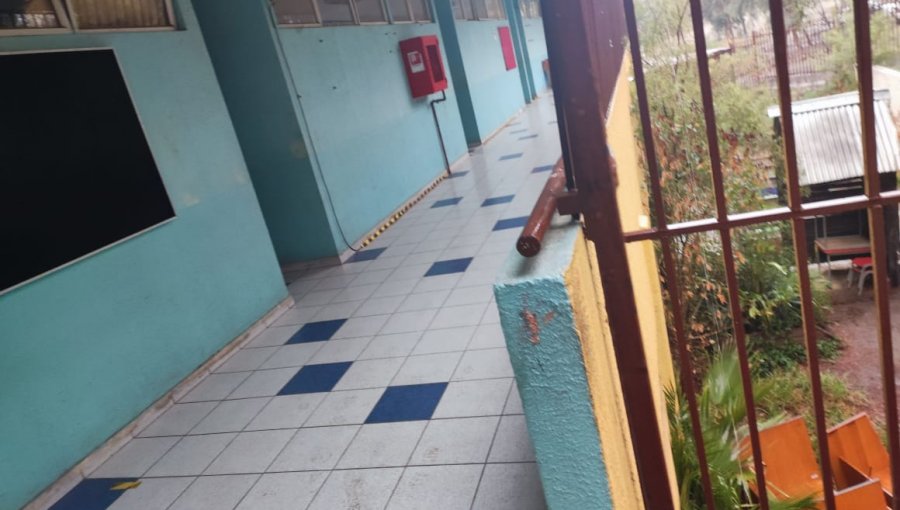 Profesor se electrocutó en portón de colegio en Pudahuel: también se produjo un amago de incendio