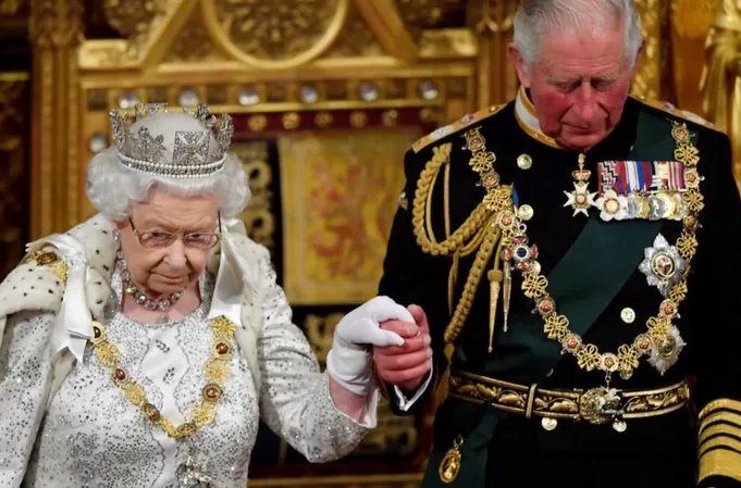 La silenciosa transición que comenzó en Reino Unido entre la reina Isabel y el príncipe Carlos