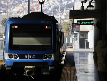 Ministro de OO.PP. asegura que tren Valparaíso - Santiago "estará siendo usado" el 2030 y adelanta posible tercera alternativa