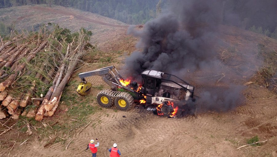 Nuevo ataque incendiario en La Araucanía: Queman maquinaría agrícola y dejan lienzos por "reivindicación territorial"