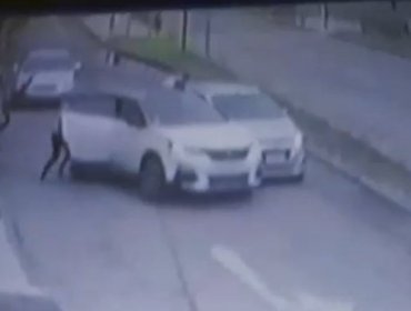 Impactante video de "encerrona" en Estación Central: Mujer encara a delincuente para rescatar a sus hijos del auto