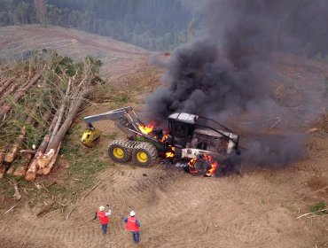 Nuevo ataque incendiario en La Araucanía: Queman maquinaría agrícola y dejan lienzos por "reivindicación territorial"