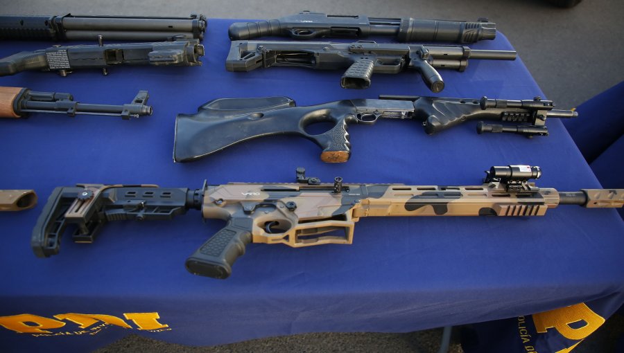 Gobierno confirma que presidentes Boric y Trudeau abordarán proyecto sobre la prohibición total de armas en Chile