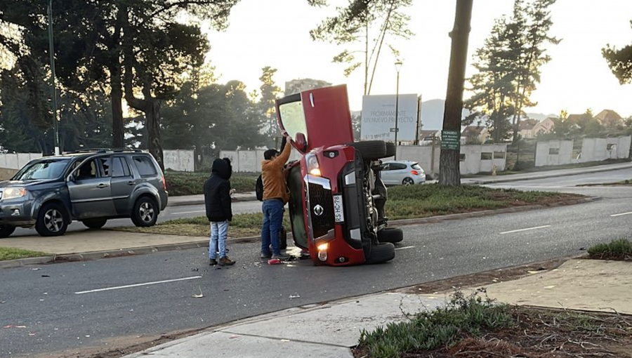Fuerte colisión termina con automóvil volcado en el sector de Bosques de Montemar de Concón