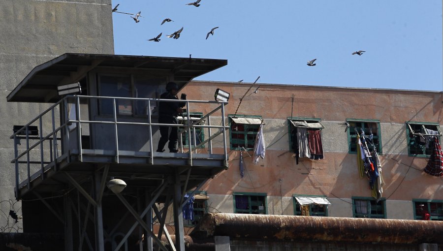 Interno intentó tragarse envoltorio con pasta base y agredir a gendarme durante allanamiento en cárcel de Valparaíso