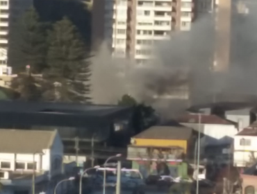 Incendio en botillería del centro de Viña del Mar moviliza a diversas unidades de Bomberos