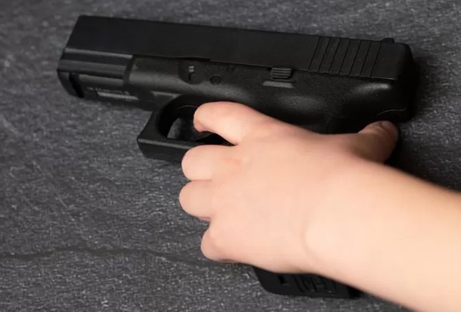 Niño de 2 años mata a su padre por accidente con una pistola en Estados Unidos