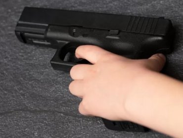 Niño de 2 años mata a su padre por accidente con una pistola en Estados Unidos