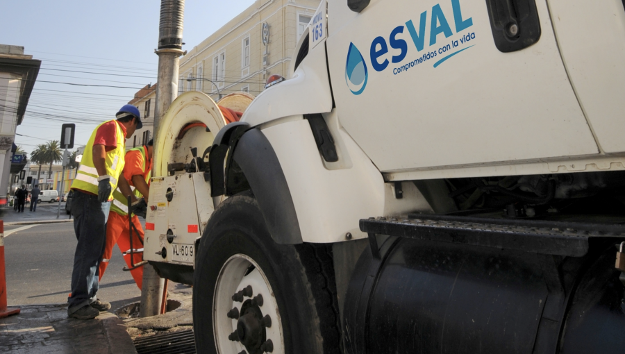 Esval rechaza acusaciones del Gobierno Regional por intoxicaciones: "El alcantarillado está funcionando en perfecta normalidad"