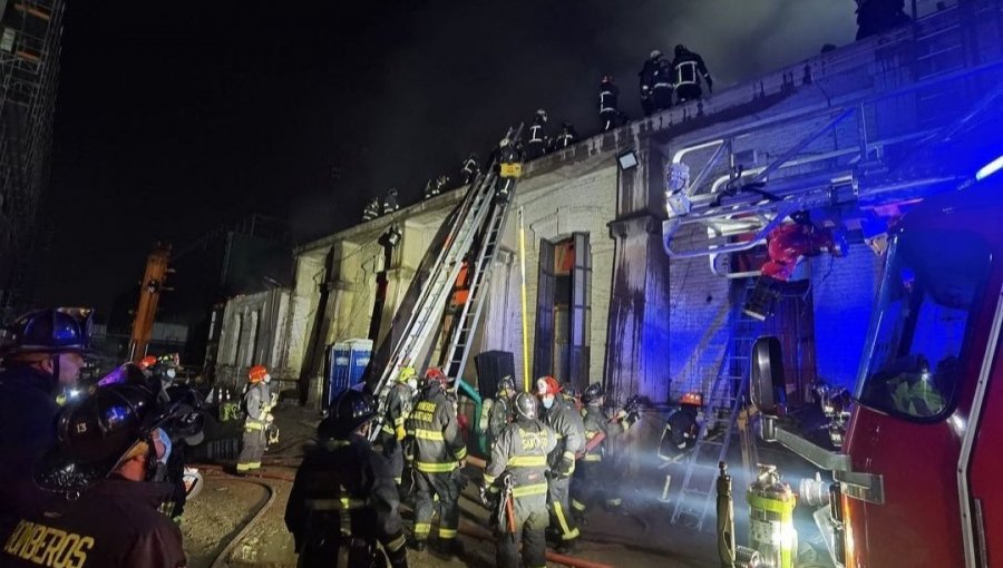 Incendio en dependencias del Hospital del Salvador pudo ser controlado sin afectar a pacientes ni trabajadores
