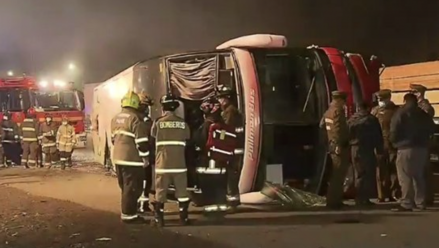 Bus con 47 pasajeros a bordo vuelca en la ruta 5 Sur en Paine: una persona falleció y siete presentan lesiones