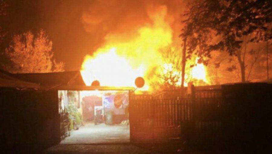 Tres viviendas de material ligero destruyó un incendio en La Pintana: Un civil y dos bomberos resultaron lesionados