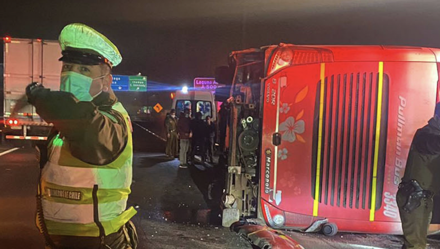 Conductor del bus accidentado en la ruta 5 Sur se habría enredado con frazada que tenía en sus piernas al intentar frenar