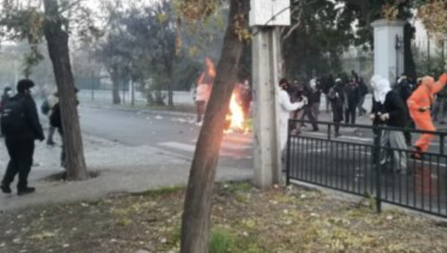 Nuevos incidentes en las afueras del INBA en Santiago: encapuchados lanzaron bombas molotov a Carabineros