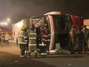 Bus con 47 pasajeros a bordo vuelca en la ruta 5 Sur en Paine: una persona falleció y siete presentan lesiones