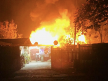 Tres viviendas de material ligero destruyó un incendio en La Pintana: Un civil y dos bomberos resultaron lesionados