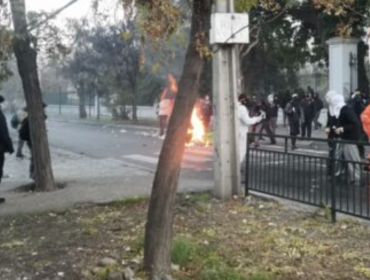 Nuevos incidentes en las afueras del INBA en Santiago: encapuchados lanzaron bombas molotov a Carabineros