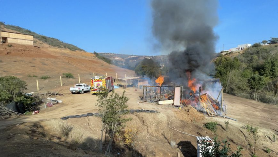 Vivienda resulta consumida por un incendio en el límite entre Concón y Viña del Mar