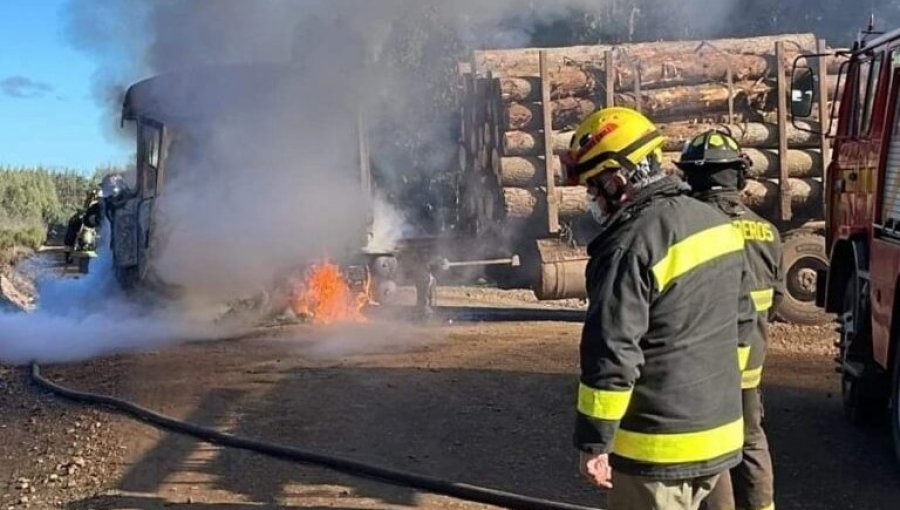 Ataque incendiario de grupo armado deja un camión forestal destruido en predio de Collipulli