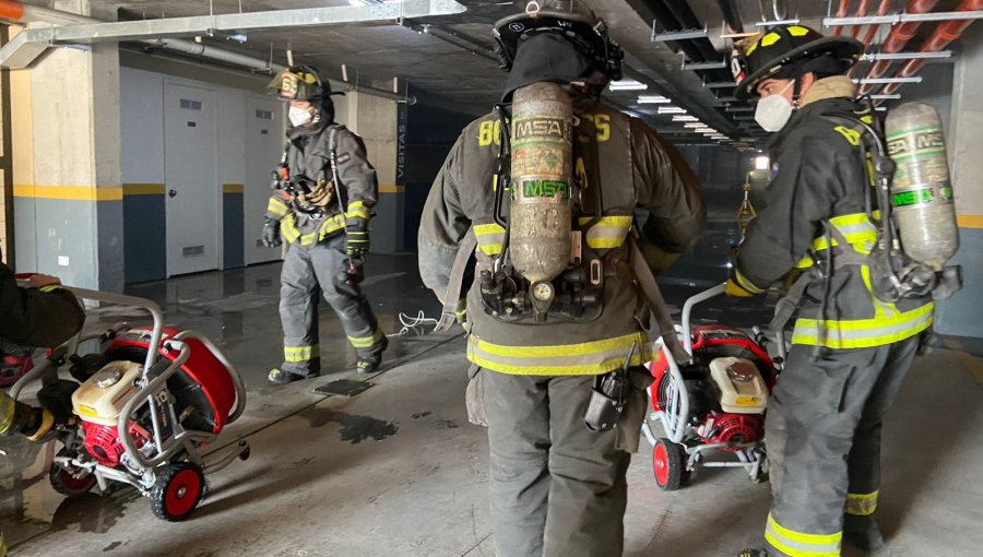 Hombre fallece tras parapetarse y provocar un incendio en un condominio inhabitado en Peñalolén