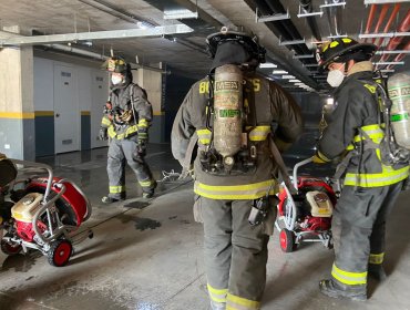 Hombre fallece tras parapetarse y provocar un incendio en un condominio inhabitado en Peñalolén