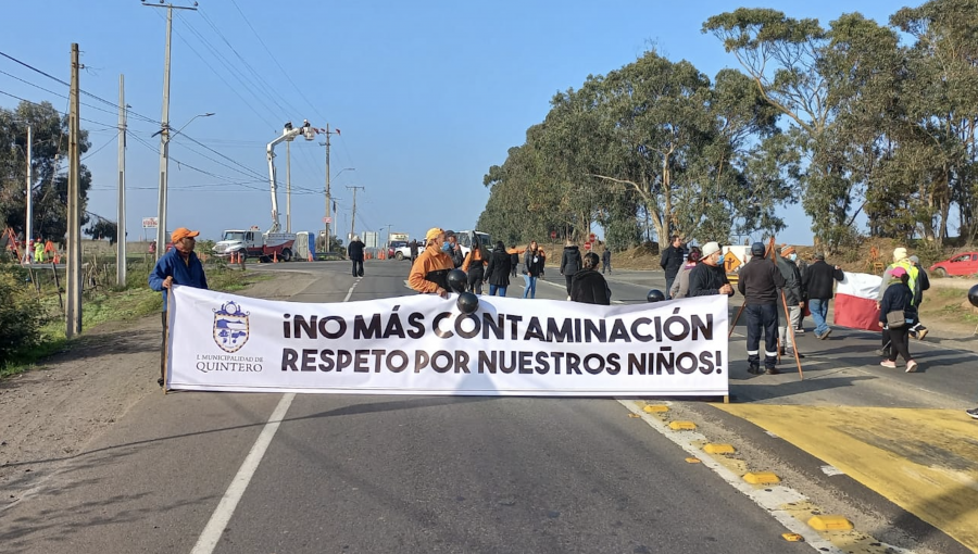Inédita manifestación en Quintero: Concejales y funcionarios municipales cortan la ruta F-30 en protesta por episodios de contaminación