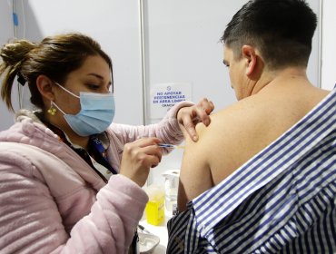 Población vacunada al día contra el covid-19 cayó un 22% desde marzo