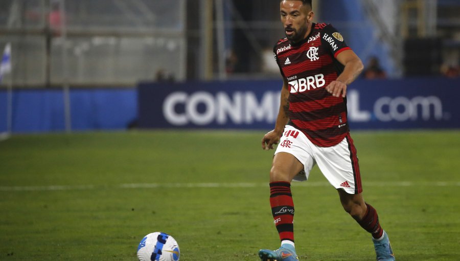 Universidad Católica y Universidad de Chile buscan quedarse con el fichaje de Mauricio Isla